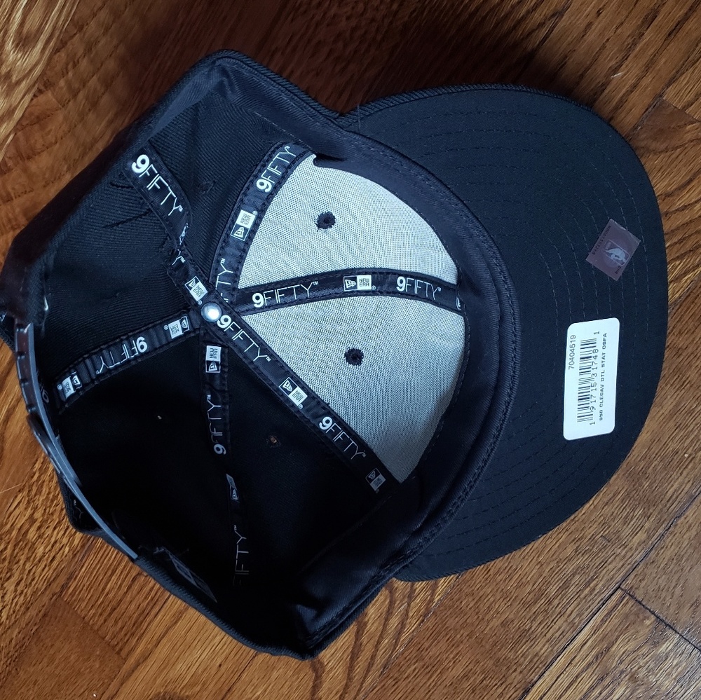 🚨ClosetCleanOut RARE Cavs snap-back - Picture 2 of 2